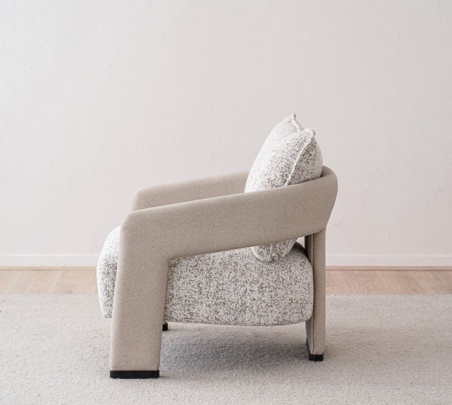 Butaca diseño moderno tela blanco y ocre metal negro