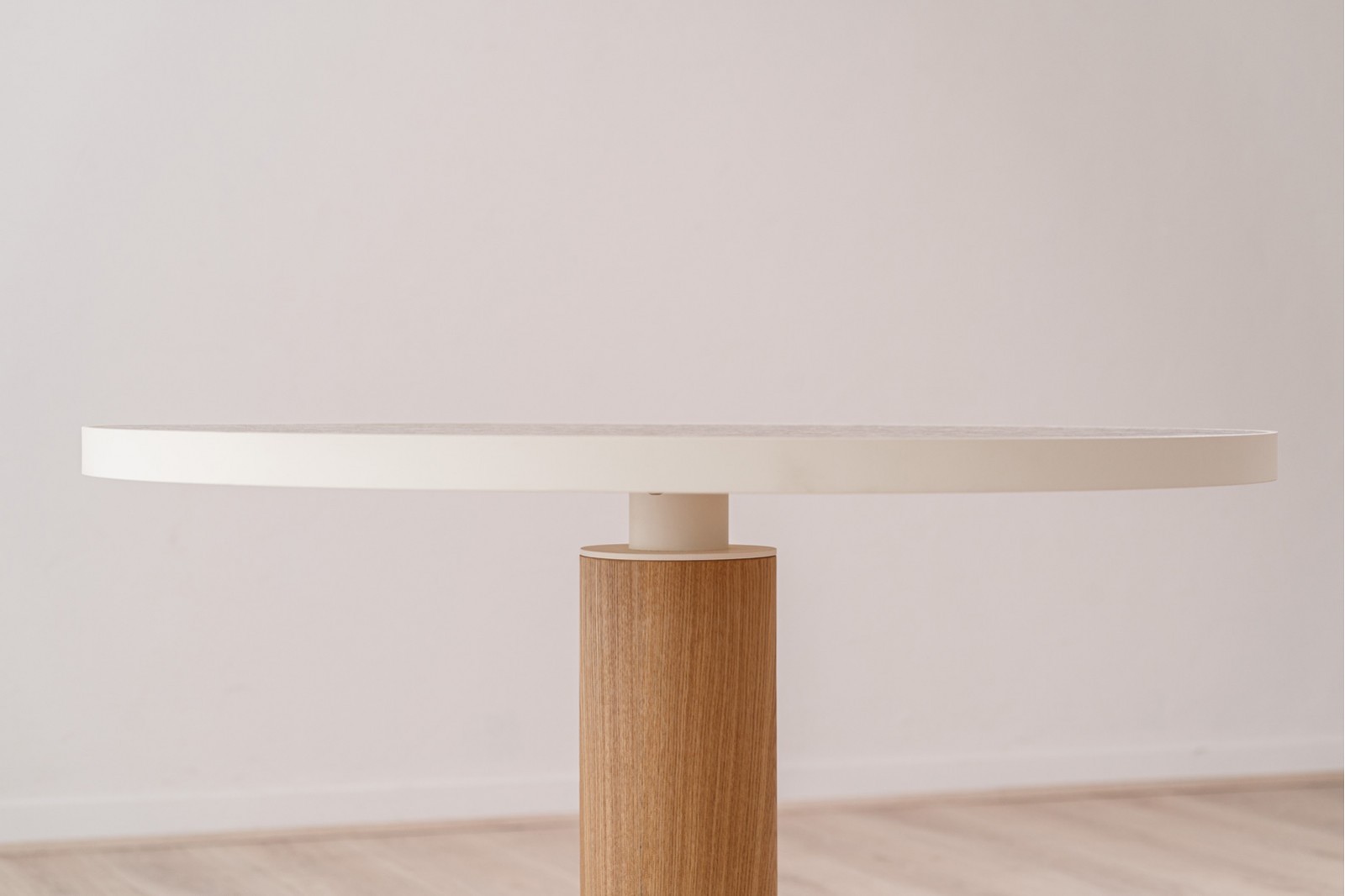 34AC25588 Mesa redonda LOUNGE diseño moderno 90 porcelánico y fresno - Imagen 4