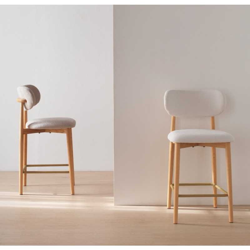 11682 Taburete alto de diseño nórdico madera de roble natural y tapizado topo