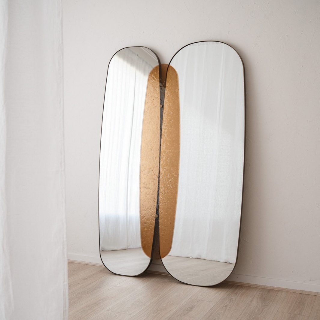 34BH25007 Espejo de pie diseño moderno 180 dos piezas marco metal dorado y vidrio ámbar