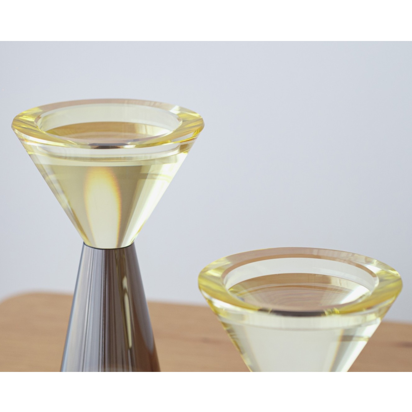 34PH25497 Set de 2 candelabros diseño moderno VAL cristal gris ahumado y amarillo