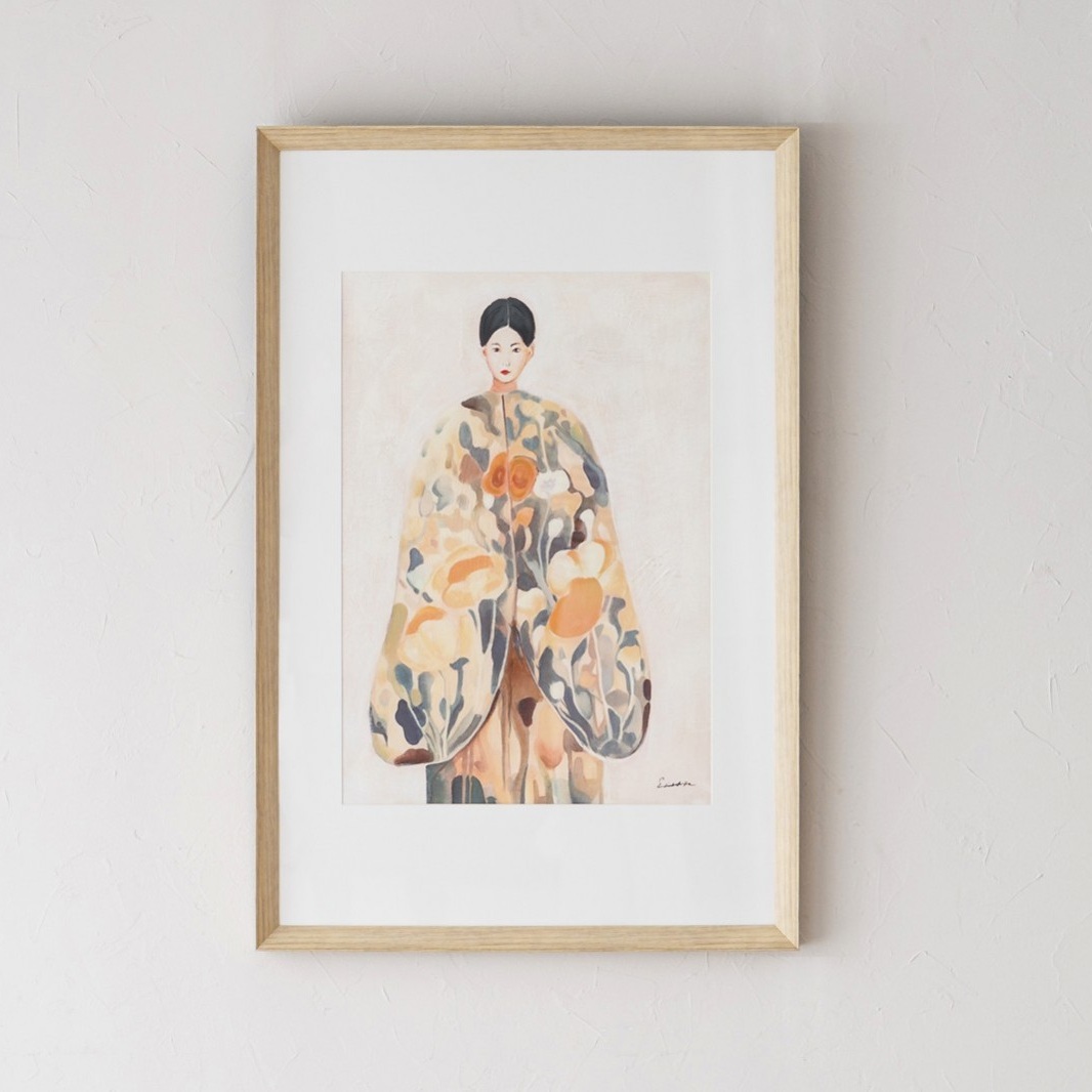 34SI25513 Cuadro abstracto MUJER ORIENTE N4 66x100 mujer tonos ocres, beige y gris marco madera