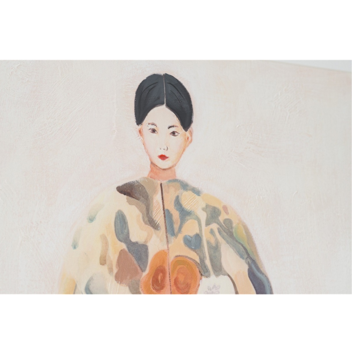 34SI25513 Cuadro abstracto MUJER ORIENTE N4 66x100 mujer tonos ocres, beige y gris marco madera