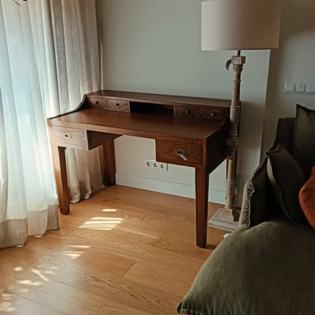 Nos encantan los escritorios estilo colonial en madera maciza de @moycorhome tanto si deseas ponerlo en tu despacho, dormitorio o incluso en tu salón se integrará perfectamente en todas las estancias aportando calidez y elegancia.

Encuentra este y muchos otros modelos de muebles y elementos decorativos en nuestra web: www.1av.es

#muebles #escritorio #despacho #decorador #decoracion #diseño #interiorismo #casa #hogar #arquitectura